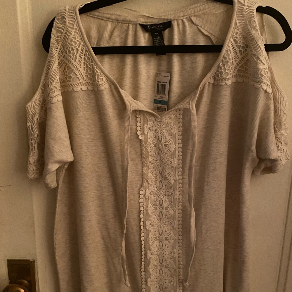 Cold shoulder lace trimmed tshirt